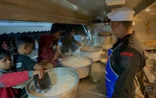 Dapur Lapangan Brimob Suplai Bantuan Makanan untuk Korban Banjir di Aceh Tamiang