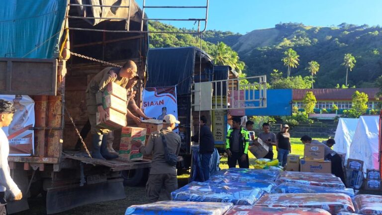 Polri Salurkan Puluhan Ribu Bantuan Logistik untuk Korban Bencana Alam di Sumatera Barat