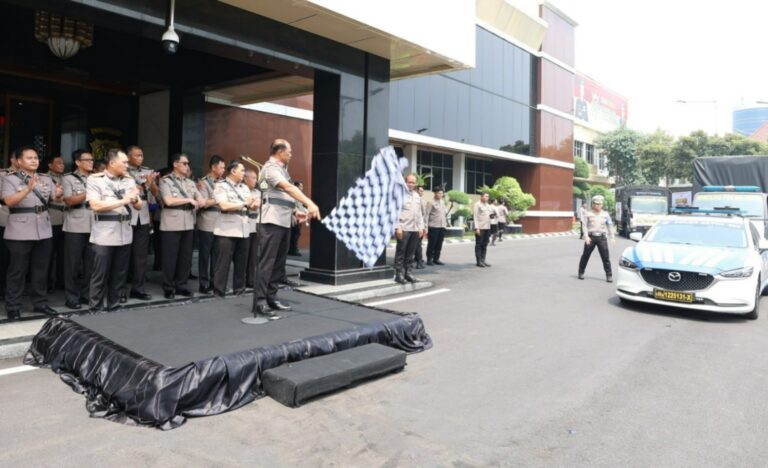 Polda Jatim Berangkatkan Bantuan Kemanusiaan untuk Korban Banjir dan Longsor di Sumatera
