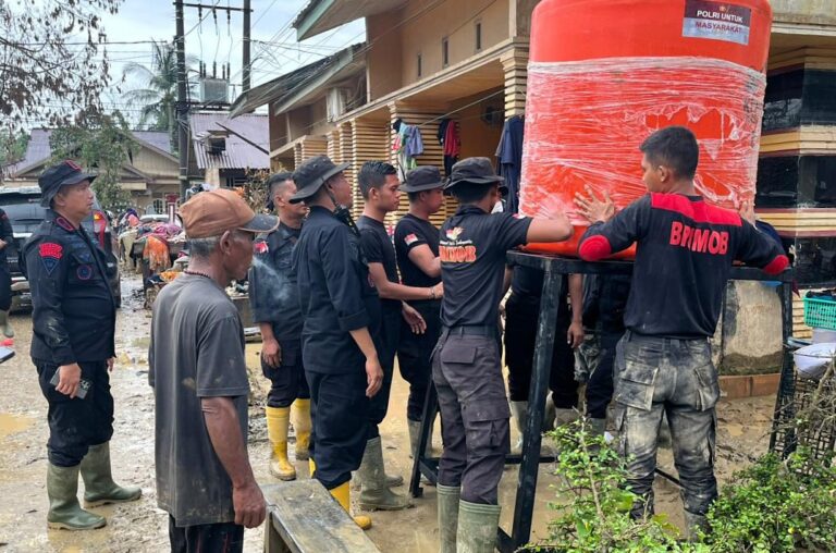 Polri Salurkan 627 Tandon Air Bersih untuk Warga Terdampak Bencana, Salah Satunya di Aceh Tamiang