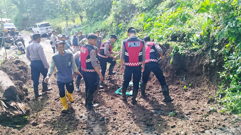 Polres Probolinggo Bersama Warga Bersihkan Material Pascabanjir Bandang di Tiris