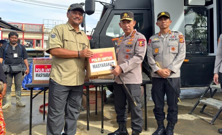 Kapolri Tinjau Posko Pengungsian di Aceh Tamiang, Salurkan Bantuan ke Korban Bencana