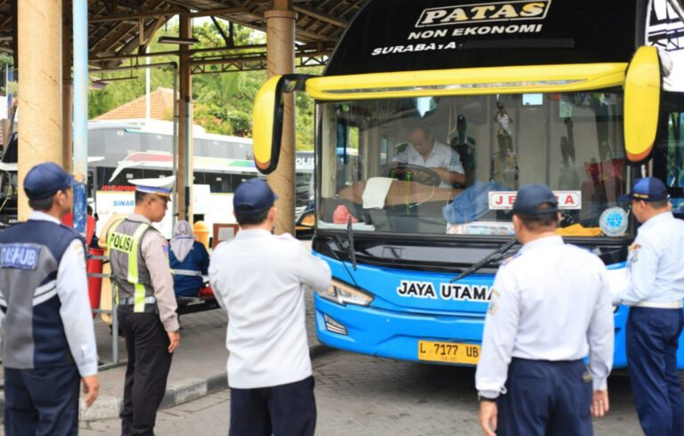 Polres Gresik Gandeng Dishub Gelar Ramcheck Armada Bus Jelang Nataru