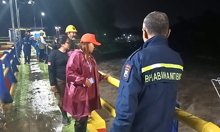 Debit Air Meningkat, Pak Bhabin Gerak Cepat Monitoring Bendungan Rolak Demi Antisipasi Banjir