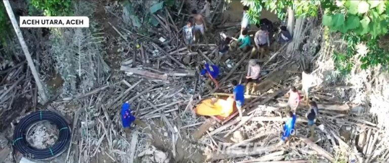 Perjuangan Polisi Evakuasi Jenazah di Lumpur Tebal