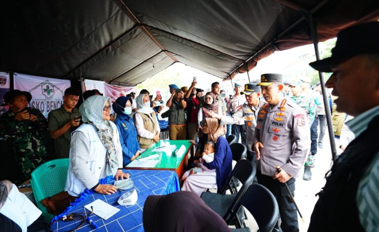 Tinjau Pengungsian di Aceh Tengah, Kapolri Tekankan Percepatan Perbaikan Akses hingga Distribusi Bantuan