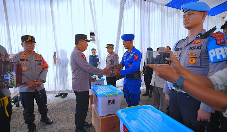 Kapolri Beri Motivasi dan Apresiasi kepada Anggota Polri Terdampak Bencana di Sumbar