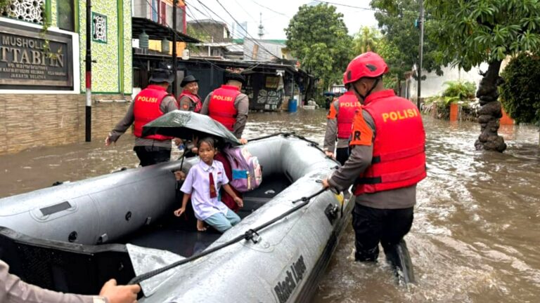 Brimob Metro Jaya Tanggap Dengan Ikhlas Bantu Warga Saat Banjir