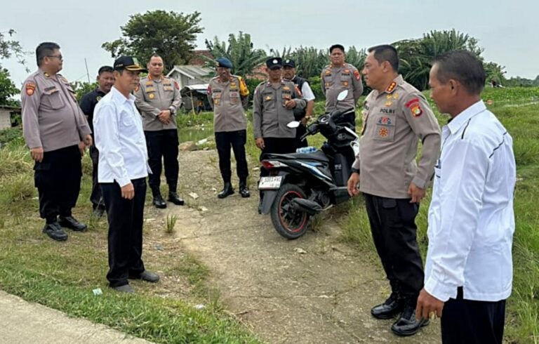 Brimob Polda Metro Jaya Kawal Pembangunan Jembatan di Pebayuran Bekasi