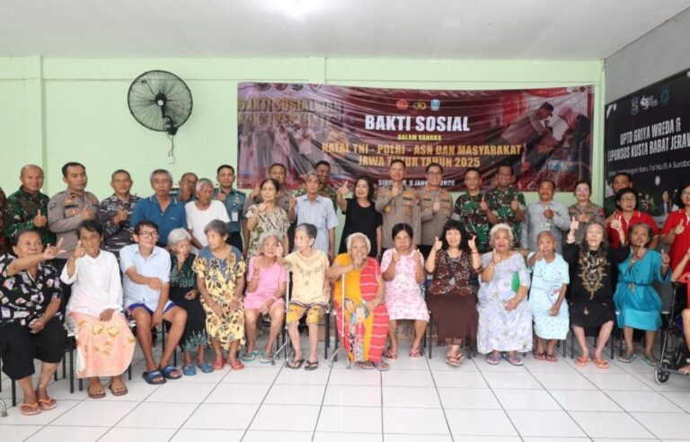 Polda Jatim Gelar Bakti Sosial Natal 2025, Salurkan Bantuan ke Masyarakat