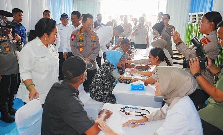 Panen Raya Jagung di Bekasi, Kapolri Salurkan Alsintan dan Sembako untuk Kelompok Tani dan Masyarakat