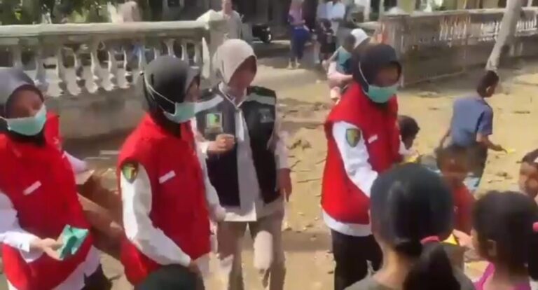 Polri Hadir untuk Kemanusiaan, Pengungsi Banjir di Bireuen Terima Layanan Kesehatan Gratis