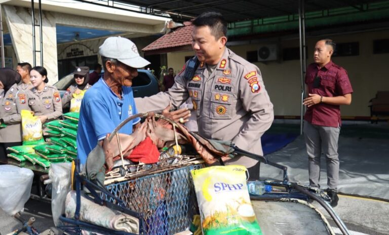 Polisi Peduli: Kapolres Mojokerto Kota Silaturahmi Salurkan Bantuan Sosial untuk Ojol dan Tukang Becak