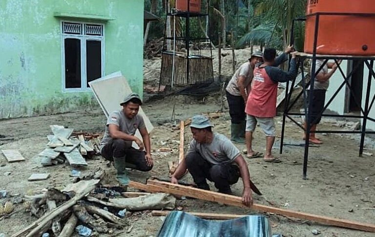 Brimob Hadirkan Sanitasi Layak bagi Korban Banjir di Desa Tolang Julu