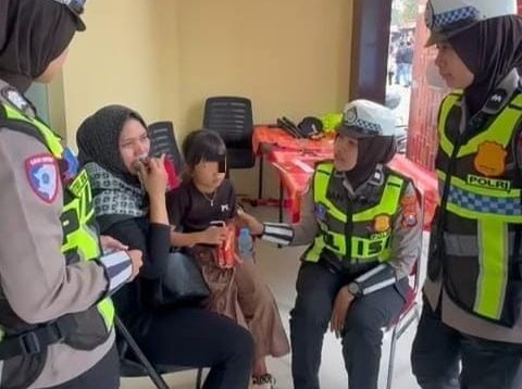 Kesigapan Polisi di Magetan Temukan Anak Terpisah dari Orang Tuanya di WisataTelaga Sarangan
