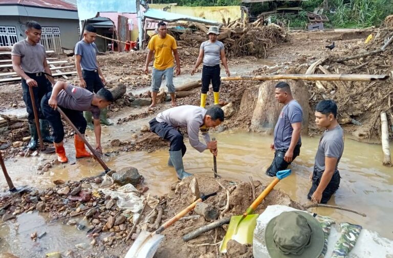 Gotong Royong Pascabanjir, Polri Pulihkan Drainase Tersumbat dan Gorong-gorong di Rusip Antara