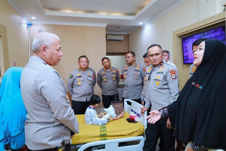 Bertemu Saat Banjir Rob Sei Tabuk, Kapolda Kalsel Berikan Bantuan Biaya Pengobatan Anak Yatim Piatu Korban Laka Lantas