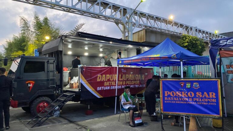 Brimob Polda Metro Jaya Gelar Dapur Lapangan untuk Warga Terdampak Banjir di Rawa Teratai, Jakarta Timur