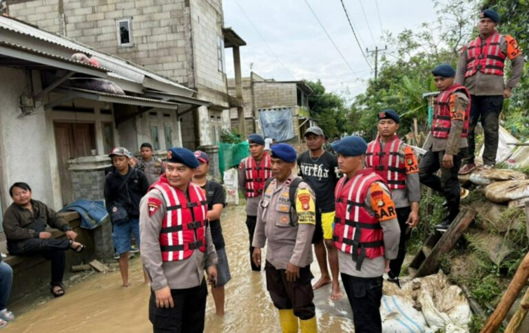 Brimob Polda Metro Jaya Gerak Cepat Perbaiki Tanggul Muara Gembong Jebol