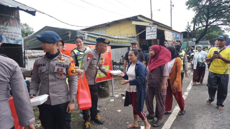Brimob Polda Metro Jaya Hadirkan Dapur Lapangan untuk Warga Banjir Cikarang Utara