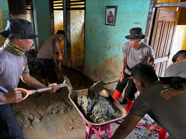 Brimob Hadir Dukung Pemulihan Rumah dan Aktivitas Ibadah Pascabencana Batang Toru