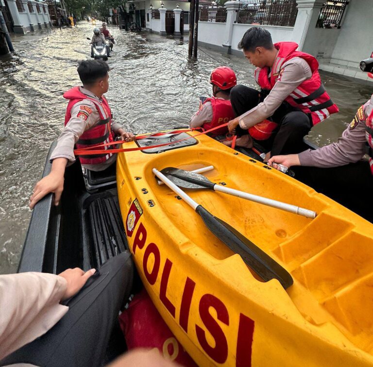 Aksi Heroik ‘Polisi Penolong’, Detasemen Perintis Terjang Banjir Cilincing Evakuasi Warga