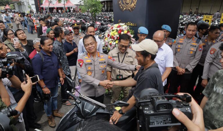 Bazar Ranmor Polrestabes Surabaya Bikin Senyum Sumringah Korban Curanmor