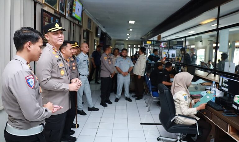 Kapolres Jember Kunjungi Kantor Samsat Pastikan Pelayanan Optimal