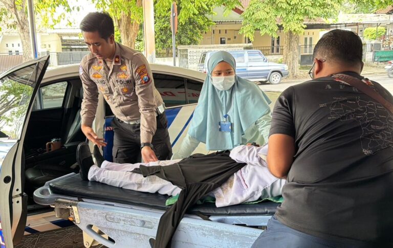 Aksi Humanis Kasat Lantas Polresta Banyuwangi Selamatkan Korban Laka Tunggal