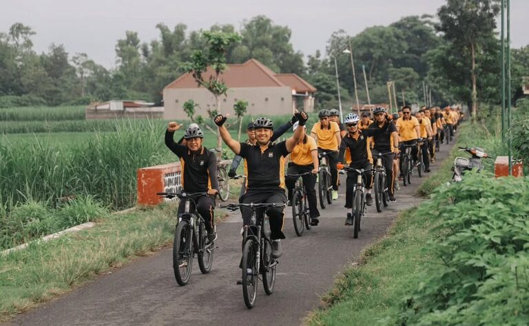 Keliling Kampung Bersepeda Kapolres Kediri Ajak Warga Jaga Lingkungan