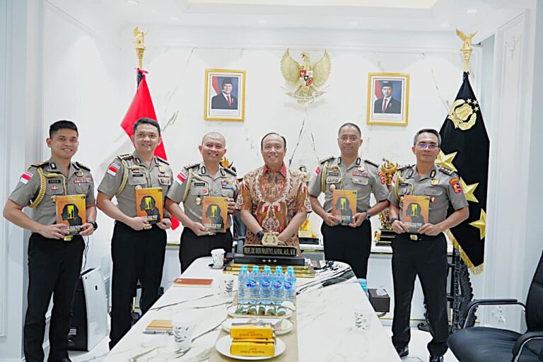 Lewat Buku, Wakapolri Titipkan Pesan Penting Pemberantasan TPPA–PPO kepada 5 Calon Atase dan Staf Teknis Polri