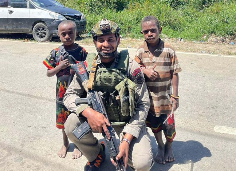 Personel Brimob Ops Damai Cartenz Gelar Patroli dan Sambang Humanis di Kampung Aikai