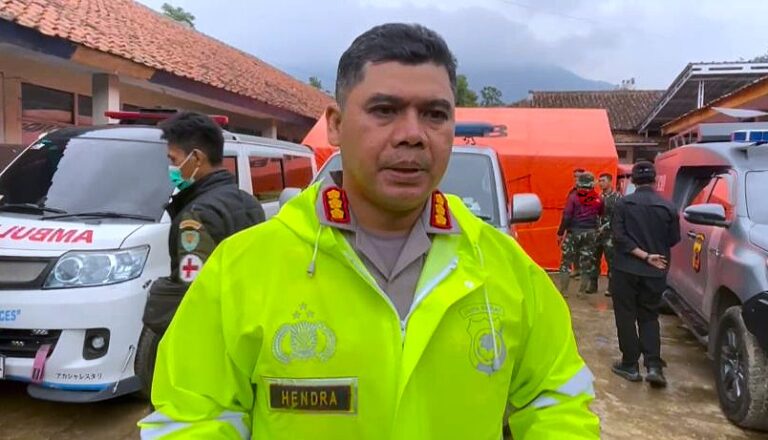 Polda Jabar Update Kembali Penanganan Korban Bencana Longsor Cisarua, Pos DVI Terima 25  Kantong Jenazah