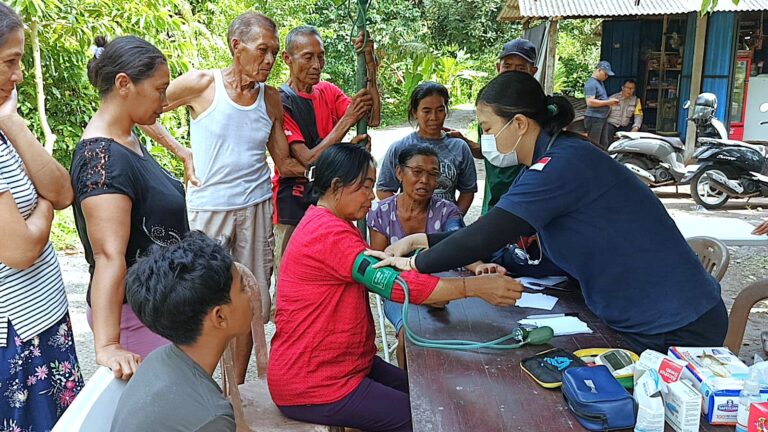 Polres Jembrana Hadirkan Layanan Kesehatan Gratis bagi Korban Banjir di Pekutatan