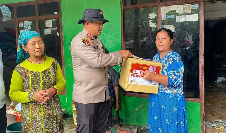 Polres Probolinggo Salurkan Bantuan Sosial Warga Terdampak Banjir