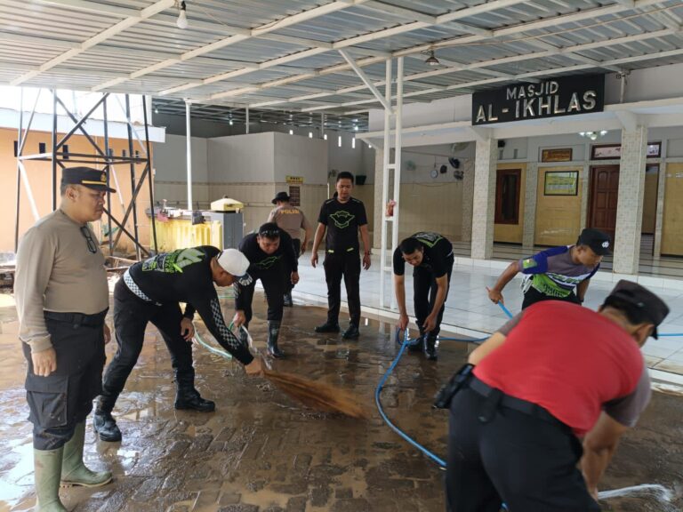 Polres Situbondo Bersihkan Fasum Terdampak Banjir Bandang di Desa Kalianget