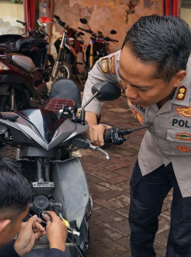 Polrestabes Surabaya Berbagi Alarm Motor Gratis Cegah Curanmor dari Hulu