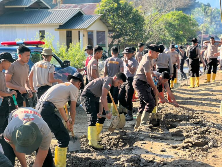Polri Bersihkan Area Terdampak Banjir Bandang di Kampung Tengah Kecamatan Palembayan Agam Sumbar