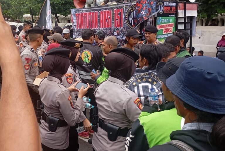 Polwan Polda Metro Jaya Bagikan Air dan Snack saat Aksi Ojol Nasional