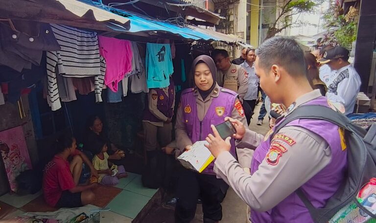 Tim Trauma Healing Polri Bersama Relawan UI Hadir Bersama Warga Pascabanjir di Cilincing
