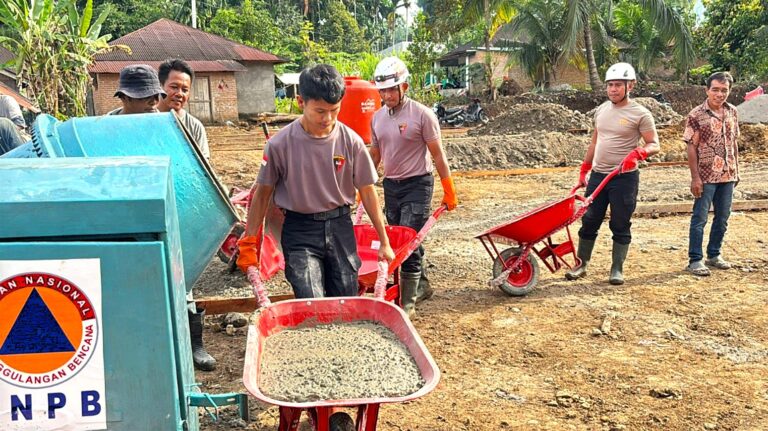 Tim SAR Resimen II Pas Pelopor Normalisasi Sungai dan Dukung Pembangunan Huntara di Agam