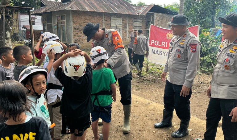 Trauma Healing Polri Hadirkan Flying Fox untuk Kembalikan Senyum Anak-Anak Terdampak Bencana di Kayu Pasak