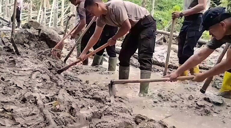 Di Tengah Lumpur dan Harapan, Polri Bersama Warga Buka Akses Jalan Kampung Setie Pascabencana