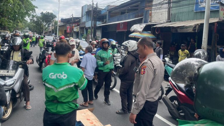 Aksi Cepat Tanggap, Perwira Menengah Korsabhara Baharkam Polri Evakuasi Korban Laka Lantas di Lenteng Agung