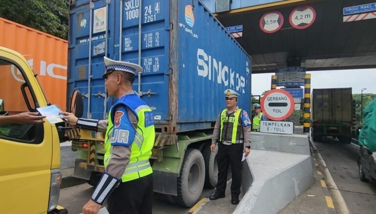 Ditlantas Polda Jatim Tertibkan Penggunaan Lajur Jalan Tol