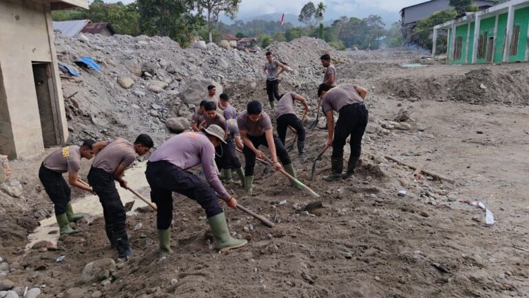Bersihkan Rumah Allah Pascabanjir, Polri dan Warga Bener Meriah Gotong Royong Siapkan Meunasah Sambut Ramadan