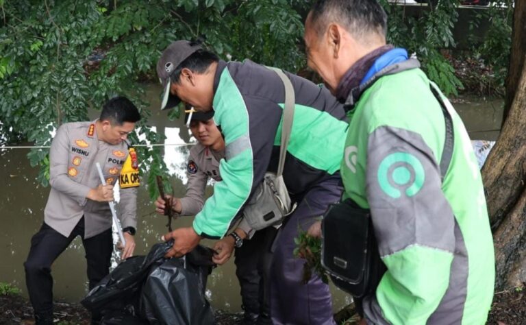 Gerakan Indonesia Asri: Polresta Bandara Soetta Gandeng TNI dan Komunitas Ojol Bersih-bersih Lingkungan