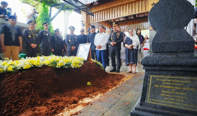 Hadiri Pemakaman, Kapolri: Pesan Eyang Meri Jadi Inspirasi dan Semangat Keluarga Besar Polri