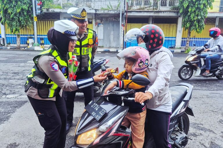 Hari Kesepuluh Operasi Keselamatan Semeru Polres Lumajang Beri Hadiah Pengendara Tertib