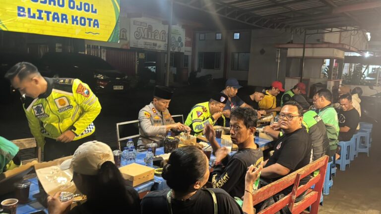 Polres Blitar Kota Gelar Sahur Bersama Komunitas Ojol